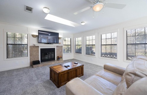 Farmers Branch House | Sunny & Spacious House - Perfectly located for quick access to all of DFW