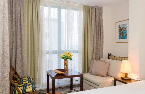 Golden Sands Apartment | Sunny Studio in Hotel Berlin, Steps from the Beach! by Flat Mаnager