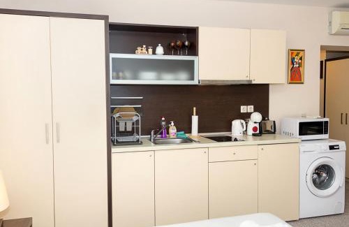 Golden Sands Apartment | Sunny Studio in Hotel Berlin, Steps from the Beach! by Flat Mаnager