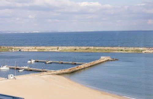 Golden Sands Apartment | Sunny Studio in Hotel Berlin, Steps from the Beach! by Flat Mаnager