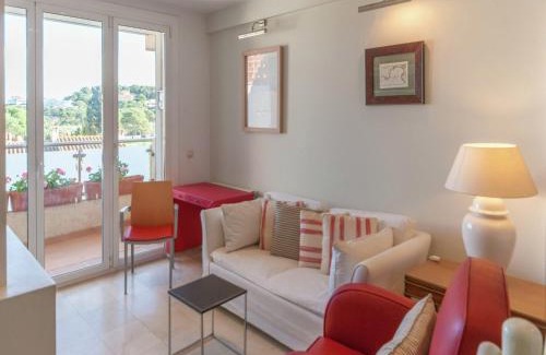 L'Escala House | Sunny Terrace Near Beach