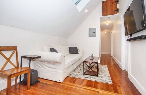 Dorchester House | Sunny Treetop Retreat | Near T