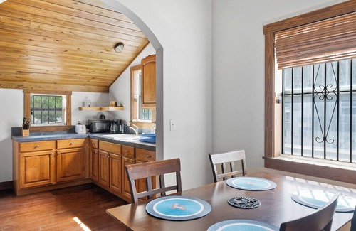 Cockburn Town House | Sunnyside Cottage