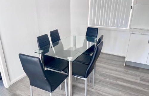 Surfers Paradise House | Sunrise Apt 2 - 3BR Family Stay Balcony -Pool View