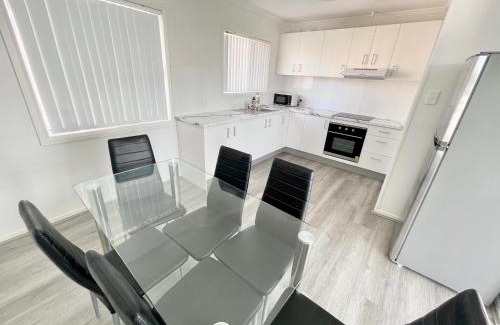 Surfers Paradise House | Sunrise Apt 2 - 3BR Family Stay Balcony -Pool View