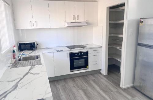 Surfers Paradise House | Sunrise Apt 2 - 3BR Family Stay Balcony -Pool View