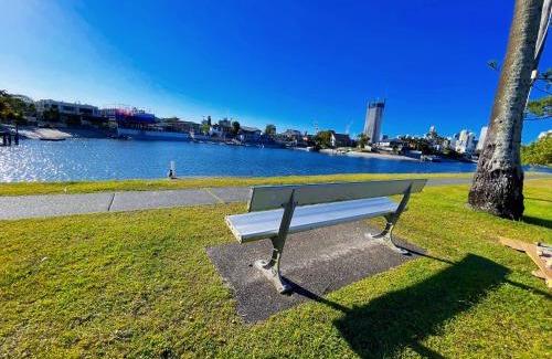 Surfers Paradise Apartment | Sunrise Apt 3 - Bright 1BR - Upstairs - Pool View