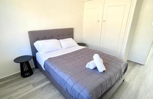 Surfers Paradise Apartment | Sunrise Apt 3 - Bright 1BR - Upstairs - Pool View