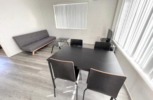 Surfers Paradise Apartment | Sunrise Apt 3 - Bright 1BR - Upstairs - Pool View