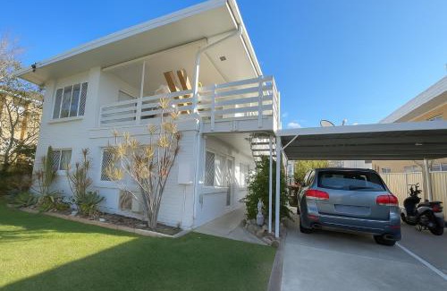 Surfers Paradise Apartment | Sunrise Apt 3 - Bright 1BR - Upstairs - Pool View