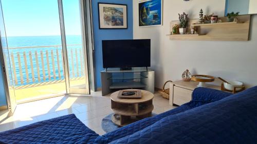 Praiola Apartment | Sunrise on the sea