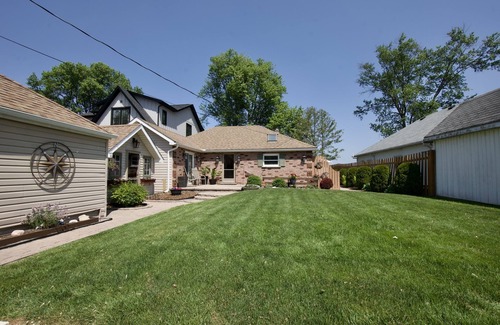 Innisfil Cottage | Sunrise Villa on the Lake