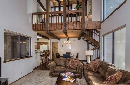 Tennis Village Condo | Sunriver Retreat with A/C, BBQ Grill & Near Spa