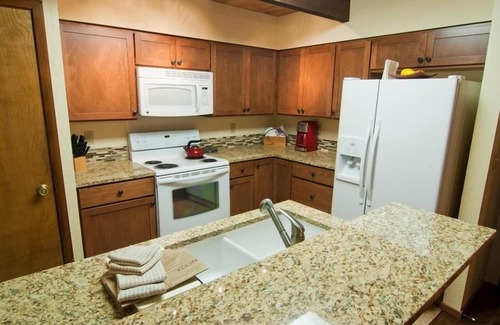Tennis Village Condo | Sunriver Retreat with A/C, BBQ Grill & Near Spa