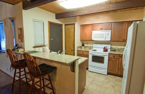 Tennis Village Condo | Sunriver Retreat with A/C, BBQ Grill & Near Spa