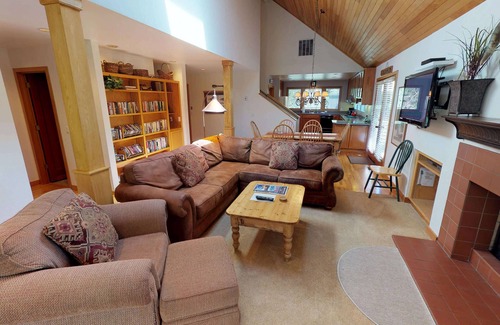 Overlook Park House | Sunriver Stay with A/C, Hot Tub & Family Layout