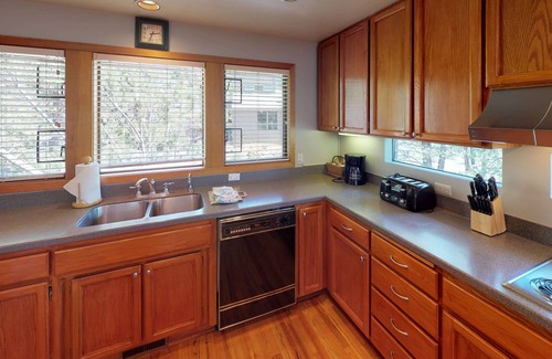 Overlook Park House | Sunriver Stay with A/C, Hot Tub & Family Layout