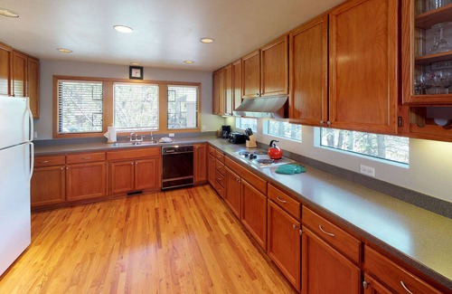 Overlook Park House | Sunriver Stay with A/C, Hot Tub & Family Layout