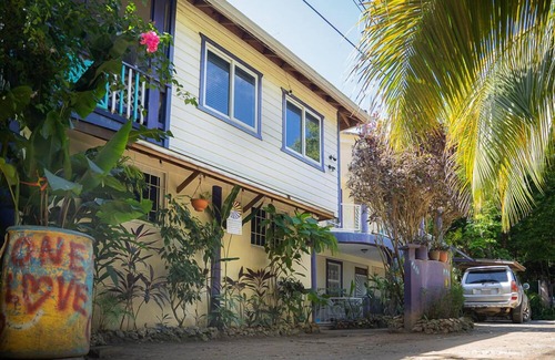 Half Moon Bay House | SUNsational Steps to Sea ~ 2 bedroom - West End, Half Moon Bay Starlink