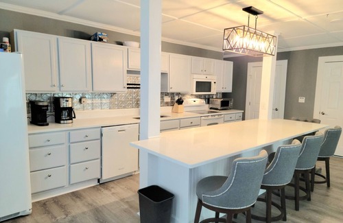 Seneca House | Sunset Cove /Lake Keowee /Waterfront /13 miles to Clemson /Beach area