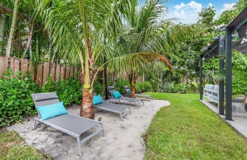 Ludlam House | Sunset in Miami heated pool & lake view L47