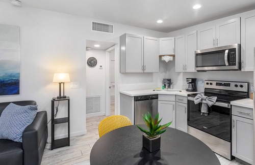Alegre Community Apartment | Sunset on the Cul-de-sac 1BR Apartment