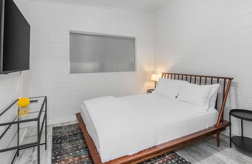 Alegre Community Apartment | Sunset on the Cul-de-sac 1BR Apartment