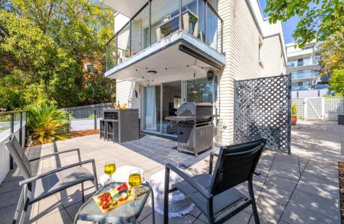 Nelson Bay House | Sunset Towers, 1-25 Donald St- in the heart of town with Wi-Fi and Air Con