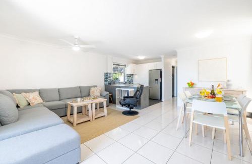 Nelson Bay House | Sunset Towers, 1-25 Donald St- in the heart of town with Wi-Fi and Air Con