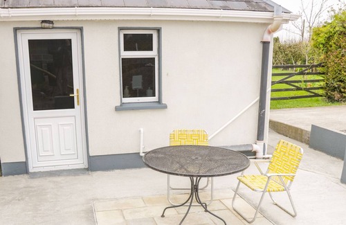 Glenamaddy Cottage | SUNSET VIEW, pet friendly, with a garden in Creggs, County Galway