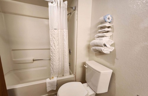 Georgian Acres Hotel | Super 8 by Wyndham Austin North/University Area