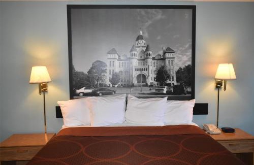 Carthage Hotel | Super 8 by Wyndham Carthage