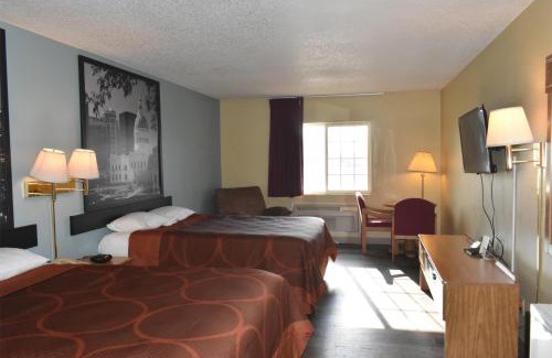 Carthage Hotel | Super 8 by Wyndham Carthage