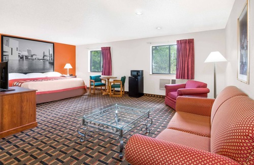 Kent Hotel | Super 8 by Wyndham Kent/Akron Area