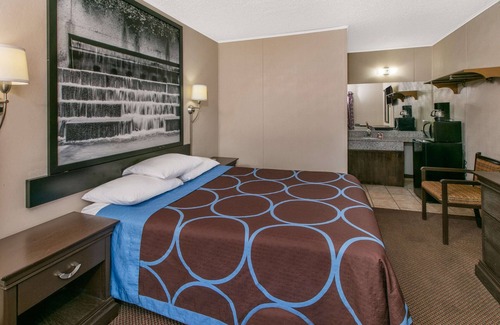 Downtown Hotel | Super 8 by Wyndham Lubbock Civic Center North