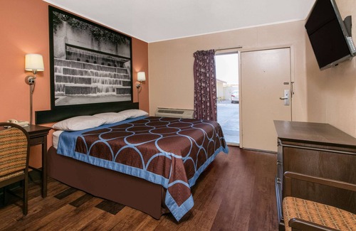 Downtown Hotel | Super 8 by Wyndham Lubbock Civic Center North
