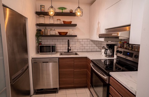 Cote-Des-Neiges—Notre-Dame-De-Grace Apartment | SUPERB 1 Bed Apt. Steps Away From Metro