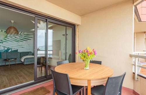 Hendaye Apartment | Superbe appartement rénové face à la plage avec parking et balcon - FR-1-2-420