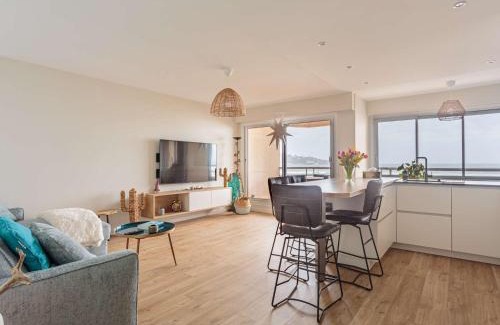 Hendaye Apartment | Superbe appartement rénové face à la plage avec parking et balcon - FR-1-2-420