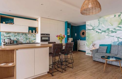 Hendaye Apartment | Superbe appartement rénové face à la plage avec parking et balcon - FR-1-2-420