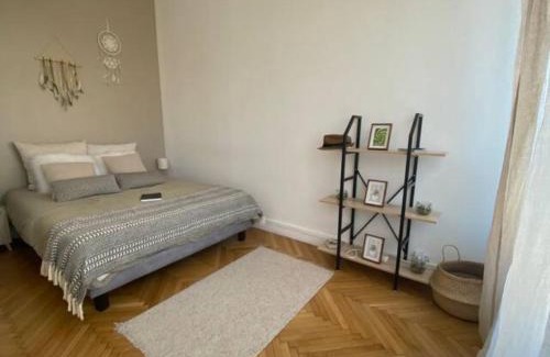 Hotel-de-Ville Apartment | Superbe Vue sur le Vieux Port 70 m2 avec une Terrasse & Parking