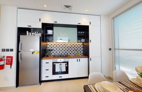 Emirates Hills Apartment | SuperHost - High-End apartment With Burj Khalifa Glimpse