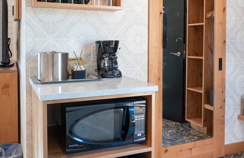 Banff Apartment | Superior King Room in Banff! Free Parking