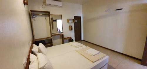 Thulusdhoo Island House | Surf Deck