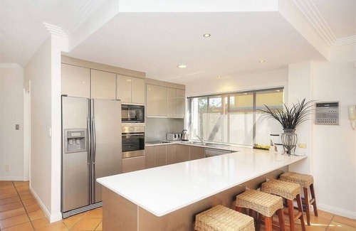 Surfers Paradise Villa | Surfers Reflections Amazing views from your spa!