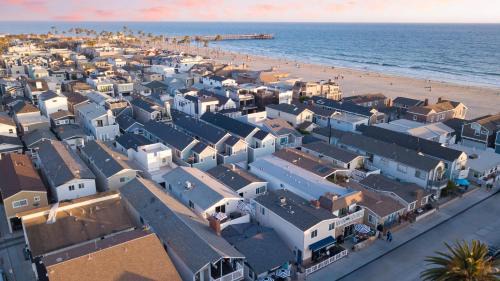 West Newport Apartment | Surfrider II by AvantStay Walk to the Beach Balcony