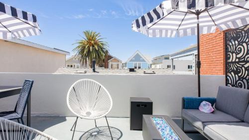 West Newport Apartment | Surfrider II by AvantStay Walk to the Beach Balcony