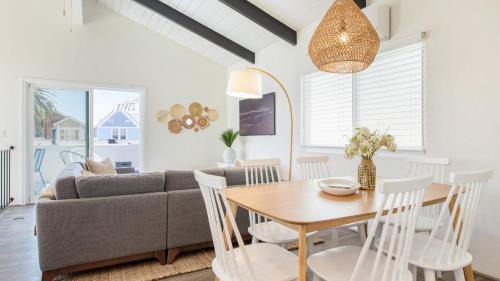 West Newport Apartment | Surfrider II by AvantStay Walk to the Beach Balcony