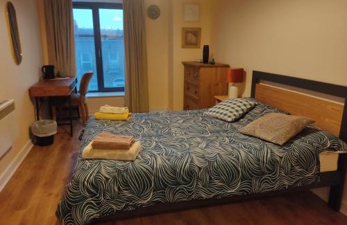 Dublin House | Swallows Nest - spacious bright double bedroom with ensuite bathroom