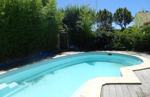 La Garde Apartment | T1 furnished with 20 m2 ground floor house with pool access.